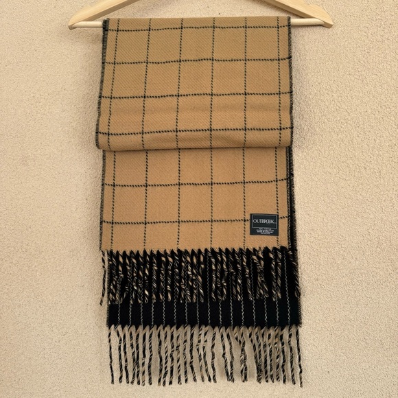 Outbrook Reversible Tan and Black Acrylic Fringe Scarf | made in Germany - Picture 4 of 7